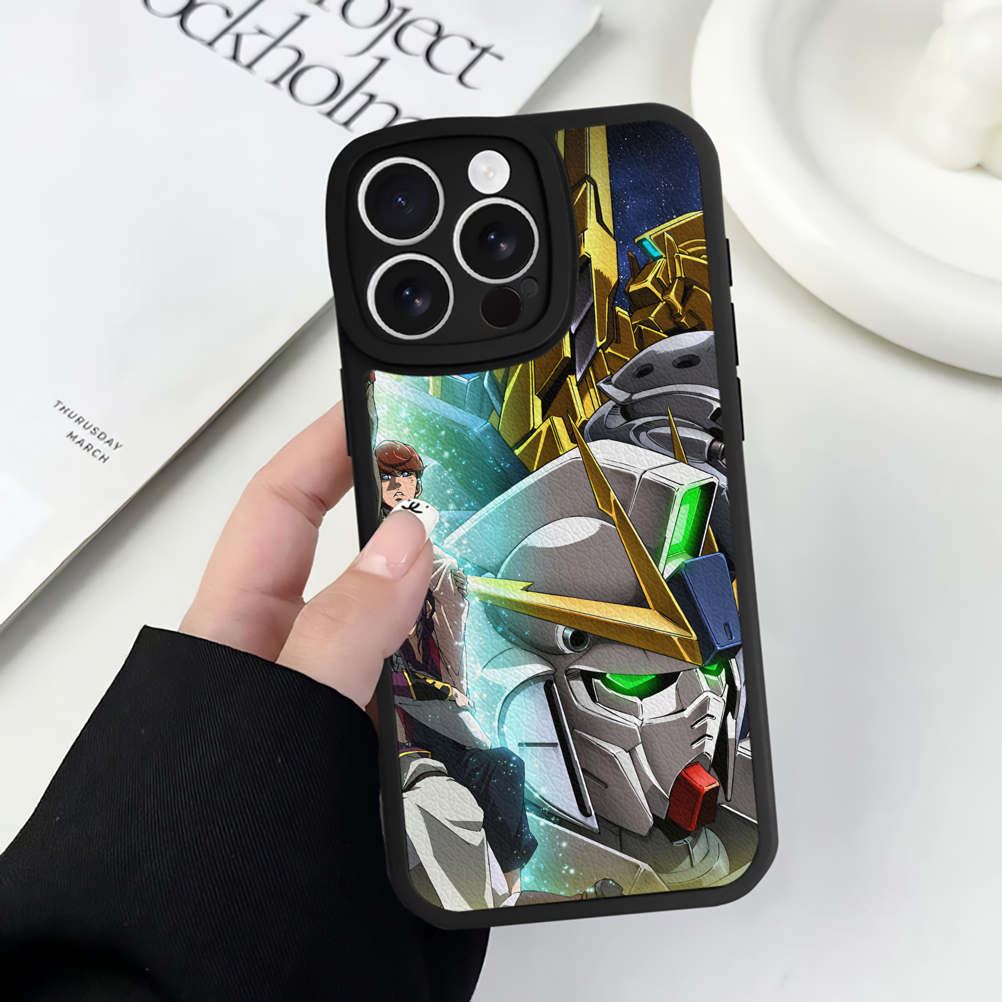 （画像用） 機動戦士ガンダム Mobile Suit Gundam 【iPhone 16シリーズ対応】シリコンスマホケース（レザー調） 材質：シリコン